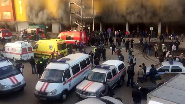 Evacúan a miles de personas por un incendio en un centro comercial en Moscú