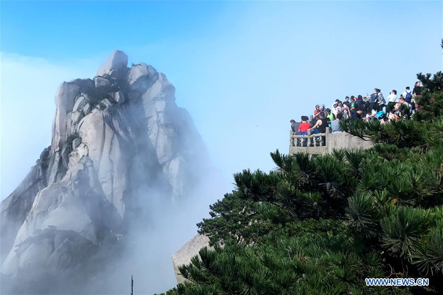 Los turistas disfrutan del paisaje de la montaña de Tianzhu en Anhui
