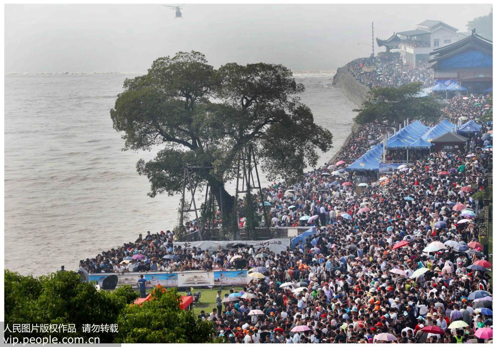 10.000 turistas acuden a Haining paraver la mareadel río Qiantang
