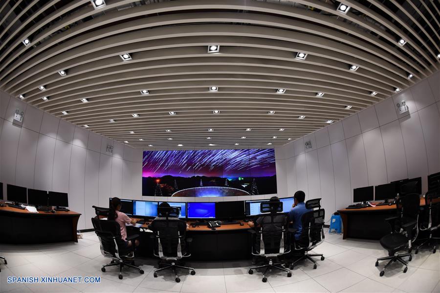 Imagen del 9 de agosto de 2017 de emeplados trabajando en la sala de control del Telescopio de Apertura Esférica de 500m (FAST, por sus siglas en inglés), en el condado de Pingtang, provincia de Guizhou, en el suroeste de China. (Xinhua/Ou Dongqu)