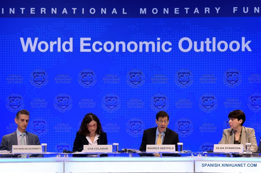 El economista en jefe del Fondo Monetario Internacional (FMI), Maurice Obstfeld (2-d), asiste a una conferencia de prensa en la sede del FMI, en Washington D.C., capital de Estados Unidos, el 10 de octubre de 2017. El Fondo Monetario Internacional (FMI) elevó el martes su pronóstico de crecimiento global para 2017 y 2018 debido a la amplia recuperación en Europa, China, Japón y Estados Unidos. (Xinhua/Yin Bogu)