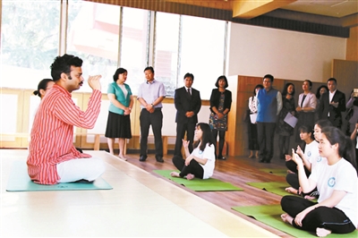 Escuela china ofrece maestría en yoga