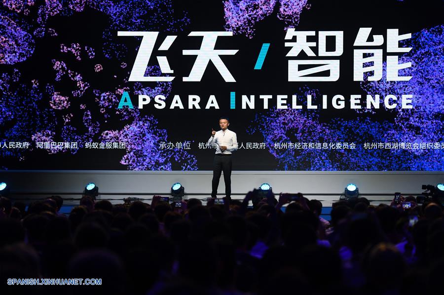 El presidente de Alibaba, Jack Ma, pronuncia un discurso durante la ceremonia de inauguración de "La Conferencia de Computación 2017", en Hangzhou, capital de la provincia de Zhejiang, en el este de China, el 11 de octubre de 2017. (Xinhua/Huang Zongzhi)