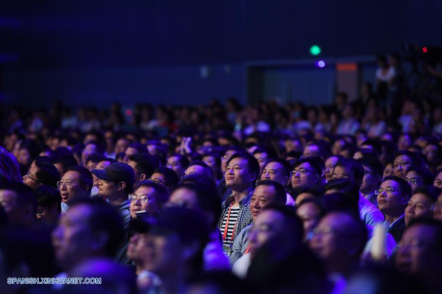 Personas asisten a la ceremonia de inauguración de "La Conferencia de Computación 2017", en Hangzhou, capital de la provincia de Zhejiang, en el este de China, el 11 de octubre de 2017. (Xinhua/Huang Zongzhi)