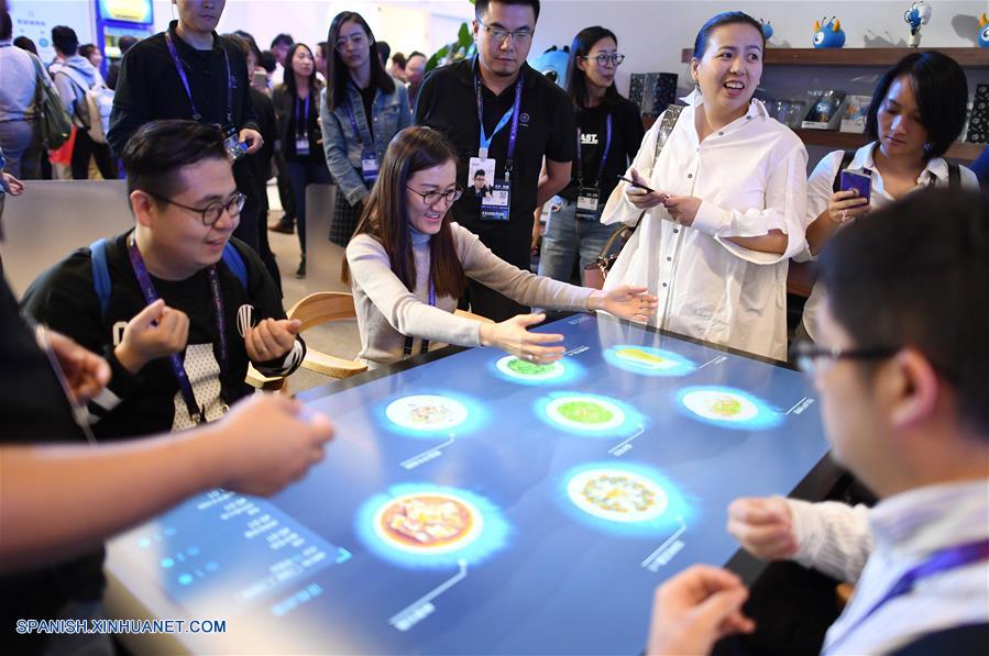 Visitantes prueban el servicio de auto-pedido en "La Conferencia de Computación 2017", en Hangzhou, capital de la provincia de Zhejiang, en el este de China, el 11 de octubre de 2017.(Xinhua/Huang Zongzhi)