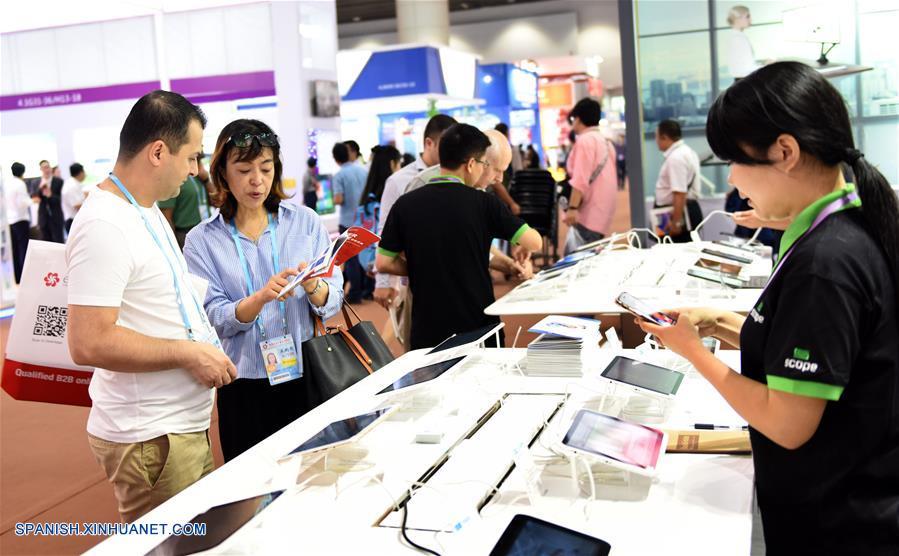 Compradores observan productos electrónicos durante la Feria de Cantón en Guangzhou, capital de la provincia de Guangdong, en el sur de China, el 15 de octubre de 2017. (Xinhua/Lu Hanxin)