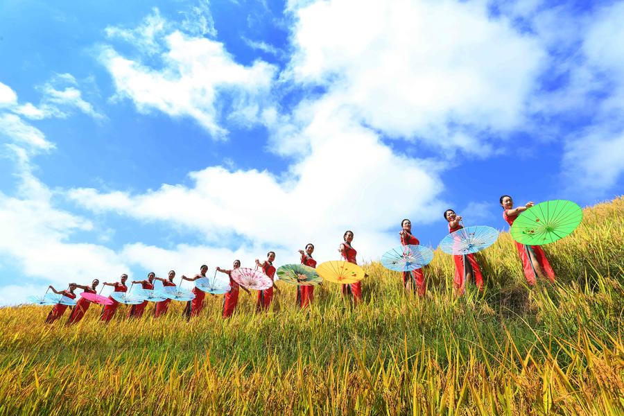 El tradicional cheongsam colorea de la Terraza de Ping'anen en Guangxi