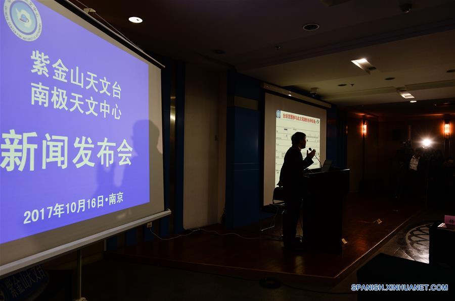 Una conferencia de prensa se lleva a cabo en el Observatorio de la Montaña Púrpura en Nanjing, en la provincia de Jiangsu, en el este de China, el 16 de octubre de 2017. Científicos chinos anunciaron el lunes la observación con un telescopio en la Antártida de la "contraparte óptica" de las ondas gravitacionales que provienen de la fusión de dos estrellas de neutrones binarias. Las ondas gravitacionales fueron descubiertas por primera vez por los detectores del Observatorio de Interferometría Láser de Ondas Gravitacionales (LIGO), en Estados Unidos, el 17 de agosto. El telescopio chino observó de manera independiente al siguiente día señales ópticas resultado de la fusión, de acuerdo con el Centro para la Astronomía de la Antártida de China. Ésta es la primera vez que los humanos han detectado ondas gravitacionales y el fenómeno electromagnético correspondiente resultado de una fusión de estrellas de neutrones binarias. (Xinhua/Li Xiang)