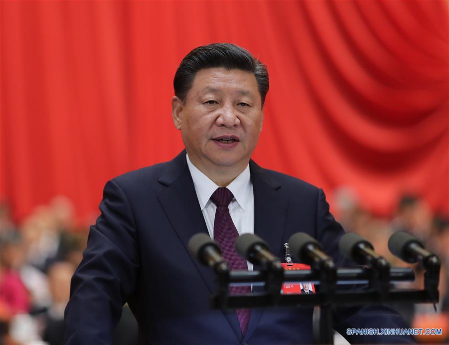 Xi Jinping presenta un informe ante el XIX Congreso Nacional del Partido Comunista de China (PCCh) en nombre del XVIII Comité Central del PCCh, en el Gran Palacio del Pueblo, en Beijing, capital de China, el 18 de octubre de 2017. El PCCh inauguró el miércoles su XIX Congreso Nacional en Beijing. (Xinhua/Ju Peng)