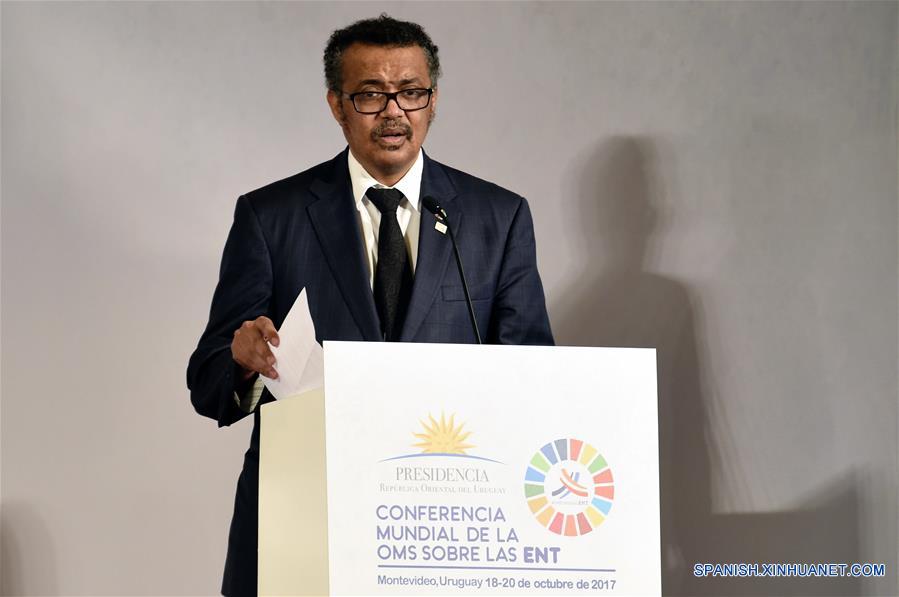 El director general de la Organización Mundial de la Salud (OMS), Tedros Adhanom Ghebreyesus, pronuncia un discurso durante la ceremonia de inauguracion de la Conferencia Mundial sobre Enfermedades No Transmisibles (ENT) de la Organización Mundial de la Salud (OMS), en el edificio del Mercado Común del Sur (Mercosur) en Montevideo, capital de Uruguay, el 18 de octubre de 2017. El presidente de Uruguay, Tabaré Vázquez, inauguró el miércoles la Conferencia Mundial sobre Enfermedades No Transmisibles (ENT) de la Organización Mundial de la Salud (OMS), con un llamado a fortalecer la alianza política y la prevención. (Xinhua/Nicolás Celaya)