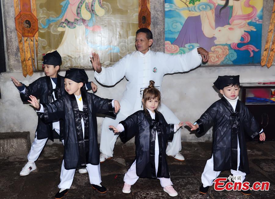 Niños chinos aprenden su cultura tradicional en lo alto del Taoísmo
