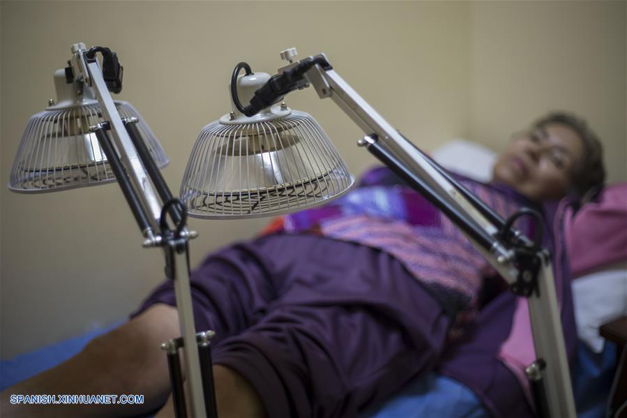 Imagen del 29 de septiembre de 2017, de una mujer siendo tratada con una terapia de medicina tradicional china, en el Hospital Militar, en Quito, Ecuador.(Xinhua/Santiago Armas)
