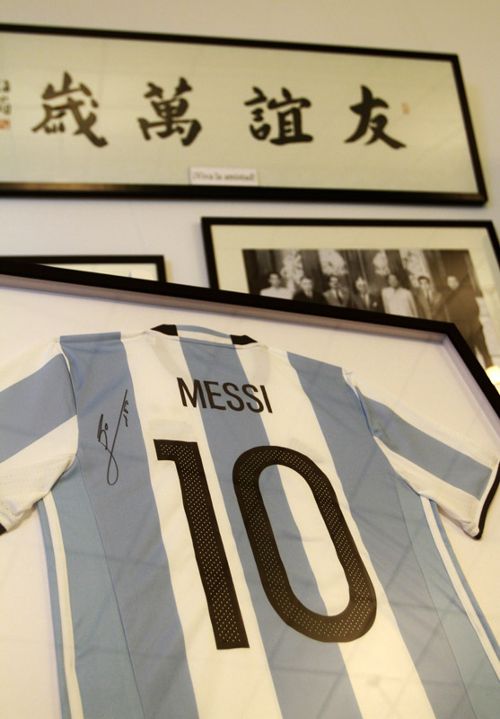Argentina obsequia una camiseta firmada por Lionel Messi al Colegio Dayu de Beijing 