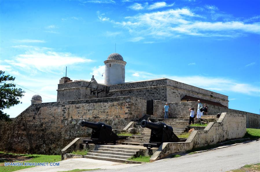 CIENFUEGOS, octubre 20, 2017 (Xinhua) -- Imagen del 14 de octubre de 2017 de turistas extranjeros visitando el Castillo de Jagua en la ciudad de Cienfuegos, Cuba. Ubicada a unos 250 kilómetros al sureste de La Habana, la ciudad de Cienfuegos se ha convertido en la nueva perla del turismo en Cuba con un creciente arribo de vacacionistas. La urbe, unas de las pocas de América fundada por franceses, se alza al borde de una amplia bahía que permite la llegada de cruceros y yates cargados de turistas, procedentes principalmente de Canadá, Alemania y Francia, los principales mercados de la isla, en ese orden. En esa localidad, de calles rectilíneas y arquitectura neoclásica, hay más de 700 casas particulares que rentan arriba de 1,400 habitaciones, las que se suman a las 861 disponibles que tienen las instalaciones hoteleras estatales. La singular arquitectura de la ciudad, diferente al resto de la isla, constituye un atractivo particular para los vacacionistas extranjeros, en especial para los canadienses, que por lo regular están un par de semanas en ese lugar, aunque algunos se quedan dos o tres meses. (Xinhua/Joaquín Hernández)