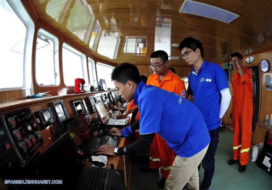 HAINAN, octubre 23, 2017 (Xinhua) -- Topógrafos controlan barcos no tripulados para un estudio geológico, en Sanya, en la provincia de Hainan, en el sur de China, el 22 de octubre de 2017. China envió dos embarcaciones no tripuladas para unirse a un estudio geológico a lo largo de sus 18,000km de costa, especialmente en las principales zonas costeras. (Xinhua/Zhang Jiansong)