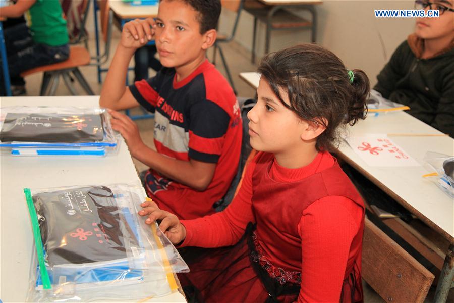 China dona material escolar a 86,000 refugiados sirios en el Líbano