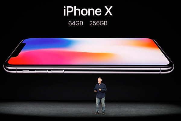 El vicepresidente de Marketing Mundial de Apple, Phil Schiller, presenta el iPhone X durante un evento de lanzamiento en Cupertino, California, EE. UU., el 12 de septiembre de 2017. [Foto / Agencias]