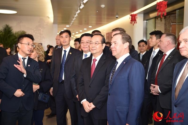 El primer ministro ruso visita Pueblo en Línea y se compromete a fortalecer la cooperación con China