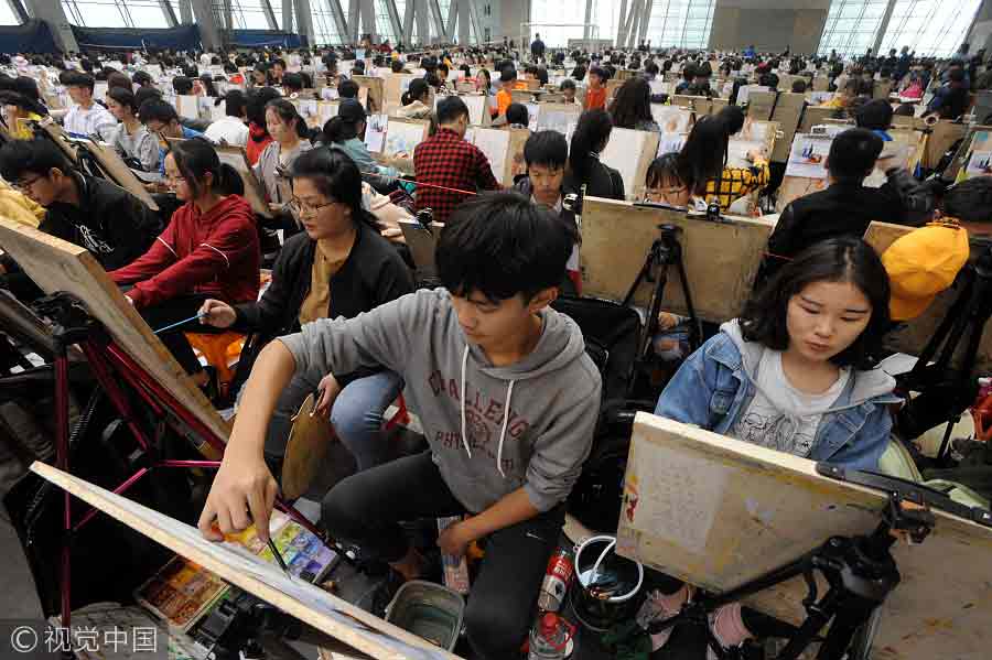 Miles de estudiantes de arte se preparan para el examen de ingreso a la universidad