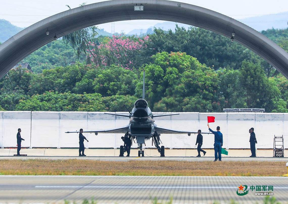 Ejército de Aire de China realiza ejercicios de reabastecimiento de combustible en el sur de China