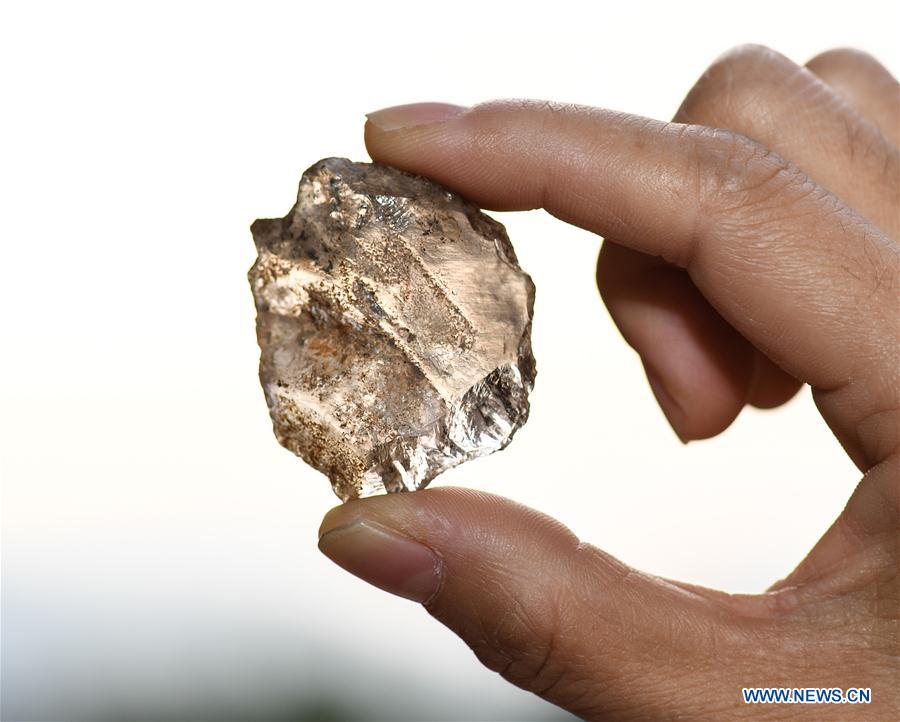 Un arqueólogo muestra cristal encontrado en las ruinas de Nanshan, provincia de Fujian, 5 de noviembre de 2017. Los arqueólogos chinos han encontrado una gran cantidad de granos de arroz carbonizados en cuevas que datan de la Nueva Edad de Piedra, desafiando la visión convencional de que los habitantes de las cavernas eran únicamente cazadores y que no cultivaban tierra para alimentarse. (Xinhua / Li He)