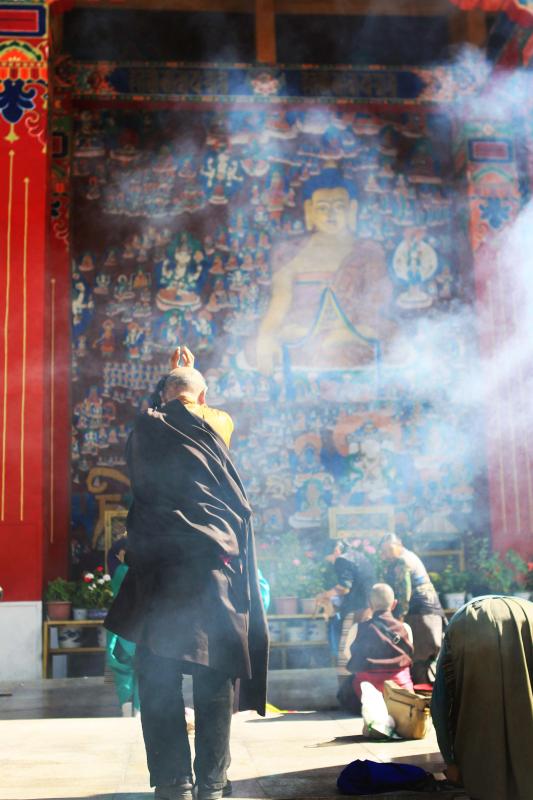 Devotos pegrinan a Lhasa, centro del budismo tibetano