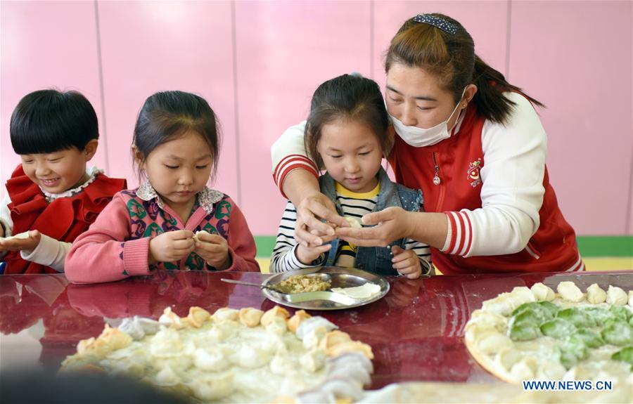 Los niños preparan dumplings para celebrar el comienzo del invierno en el norte de China