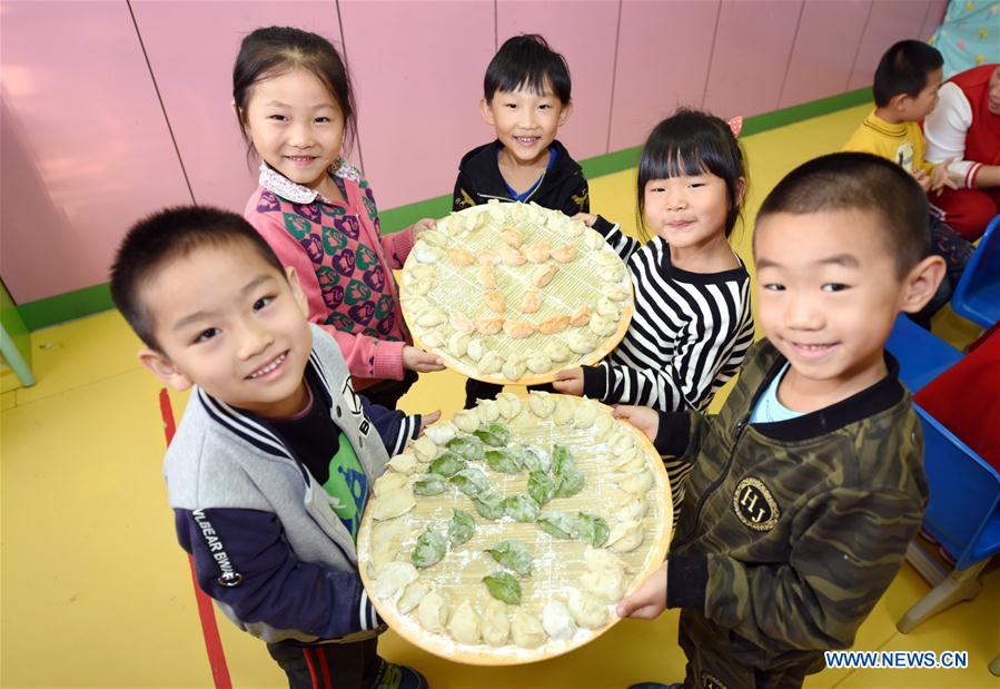 Los niños preparan dumplings para celebrar el comienzo del invierno en el norte de China