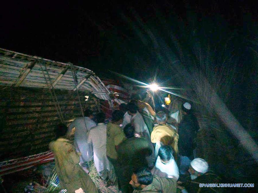 Suman 22 muertos y 51 heridos por caída de autobús en barranco en Pakistán