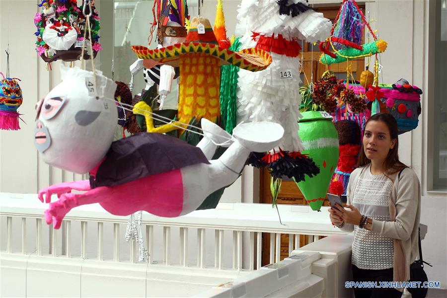 Una mujer visita la Exposición de Piñatas Mexicanas en el Museo de Arte Popular (MAP) en la Ciudad de México, capital de México, el 11 de noviembre de 2017. De acuerdo con información de la prensa local, la 11 edición de la Exposición de Piñatas del MAP fue inaugurada el sábado, con el tradicional concurso de piñatas que fue ganado por el Colectivo Atelier Arte y Papel, y estará abierta al público hasta el 10 de diciembre. (Xinhua/Ricardo Aldayturriaga) 