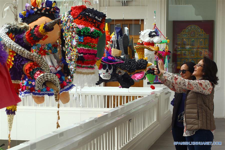 Personas visitan la Exposición de Piñatas Mexicanas en el Museo de Arte Popular (MAP) en la Ciudad de México, capital de México, el 11 de noviembre de 2017. De acuerdo con información de la prensa local, la 11 edición de la Exposición de Piñatas del MAP fue inaugurada el sábado, con el tradicional concurso de piñatas que fue ganado por el Colectivo Atelier Arte y Papel, y estará abierta al público hasta el 10 de diciembre. (Xinhua/Ricardo Aldayturriaga)