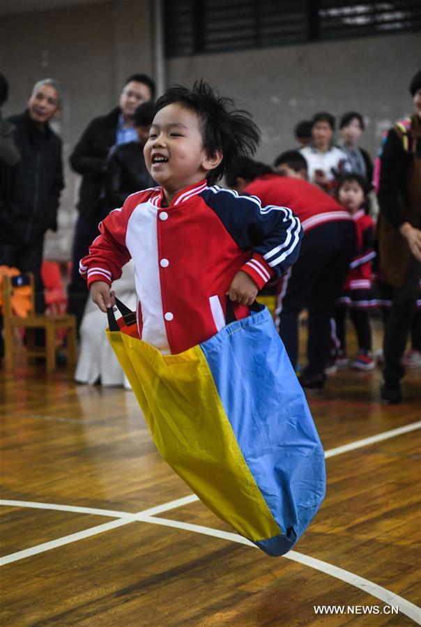 Organizan actividad deportiva en Zhejiang para mejorar la fuerza física de los niños