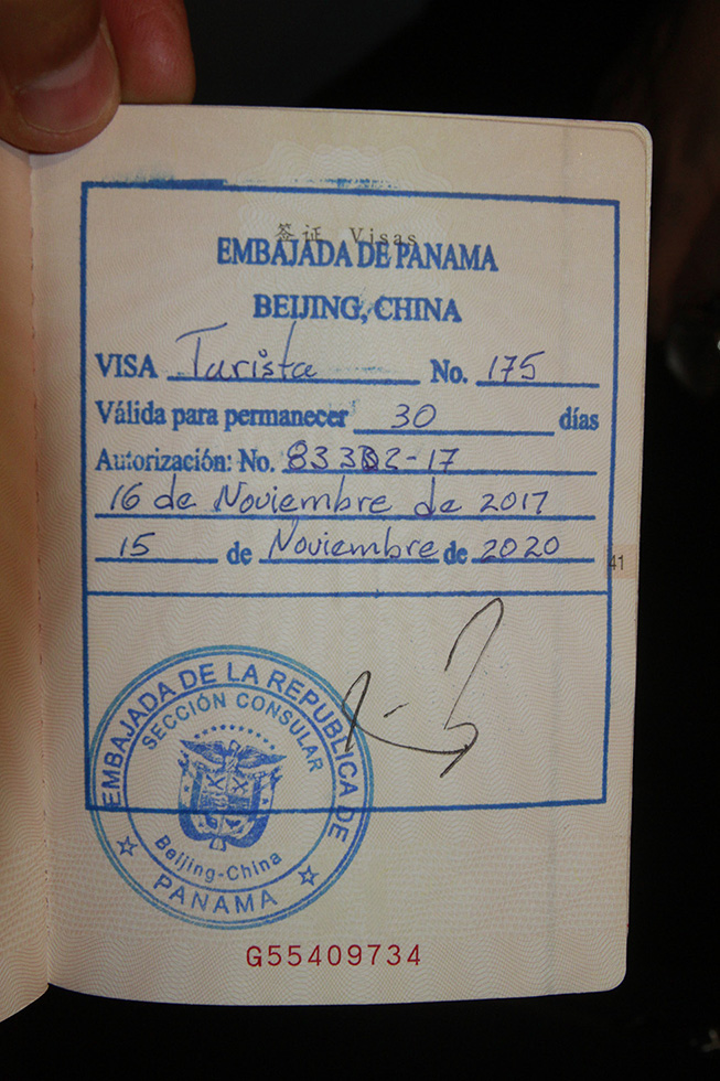 Primera visa estampada en un pasaporte chino, firmada por el presidente Juan Carlos Varela durante la inauguración de la Embajada de Panamá en China. (Foto: YAC)
