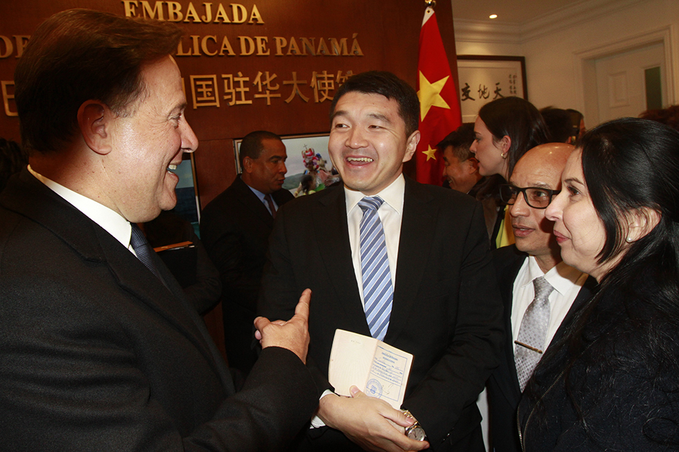 Un trabajador de la empresa Huawei muestra su pasaporte chino con la primera visa estampada, firmada por el presidente Juan Carlos Varela, emitida por la recién inaugurada Embajada de Panamá en China. (Foto: YAC)