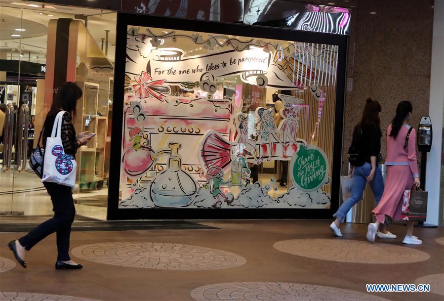 Los adornos navideños decoran la ciudad de Hong Kong