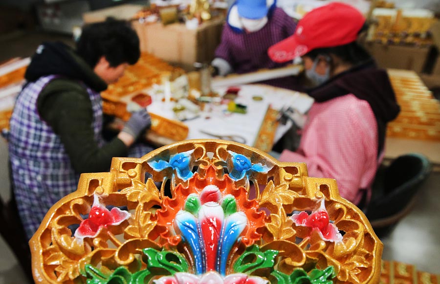 Lugareños construyen decoraciones tibetanas para el hogar en la aldea Yanggang del poblado Jiuhua, en Rugao, provincia de Jiangsu, 20 de noviembre del 2017. [Foto: VCG]