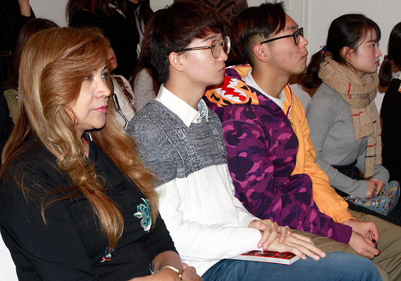 En la ceremonia de premiación del primer concurso literario “Argentina: tan lejos, tan cerca”, estuvieron presentes profesores y estudiantes de idioma español de diversas universidades del gigante asiático, Beijing, 21 de noviembre del 2017. (Foto: YAC)