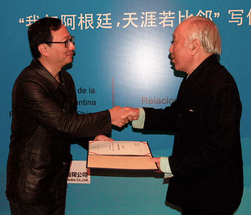El profesor Qiu Xinnian, de 82 años, fue el ganador del segundo premio compartido del primer concurso literario “Argentina: tan lejos, tan cerca”. Beijing, 21 de noviembre del 2017. (Foto: YAC)