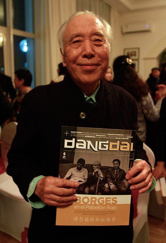 El profesor Qiu Xinnian, de 82 años, muestra la portada de una revista argentina donde él aparece junto al escritor Jorge Luis Borges, gran poeta que tuvo la suerte de visitar y conocer. Beijing, 21 de noviembre del 2017. (Foto: YAC)