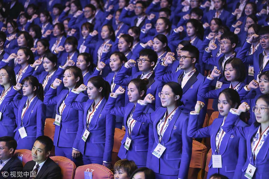 Voluntarios de la IV Conferencia Mundial de Internet, a celebrarse del 3 al 5 de diciembre en Wuzhen, posan en la ciudad de Tongxiang, provincia de Zhejiang, 27 de noviembre del 2017. [Foto: VCG]