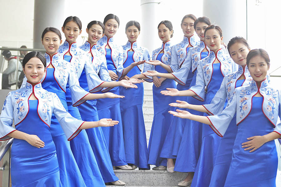 Voluntarios de la IV Conferencia Mundial de Internet, a celebrarse del 3 al 5 de diciembre en Wuzhen, posan en la ciudad de Tongxiang, provincia de Zhejiang, 27 de noviembre del 2017. [Foto: VCG]