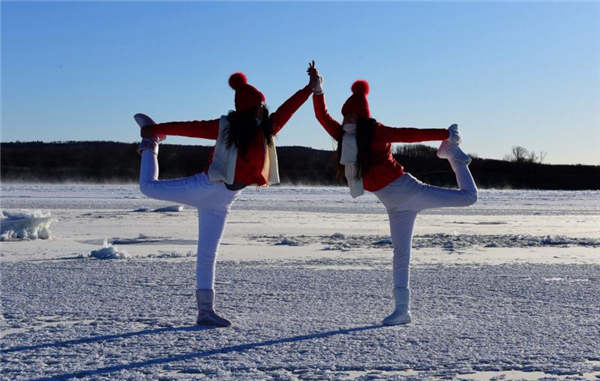 Entusiastas del Yoga práctican sobre un río congelado en Heilongjiang. [Foto: Zhou Changping]