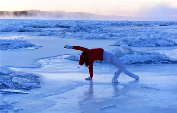 Entusiastas del Yoga practican sobre un río congelado en Heilongjiang