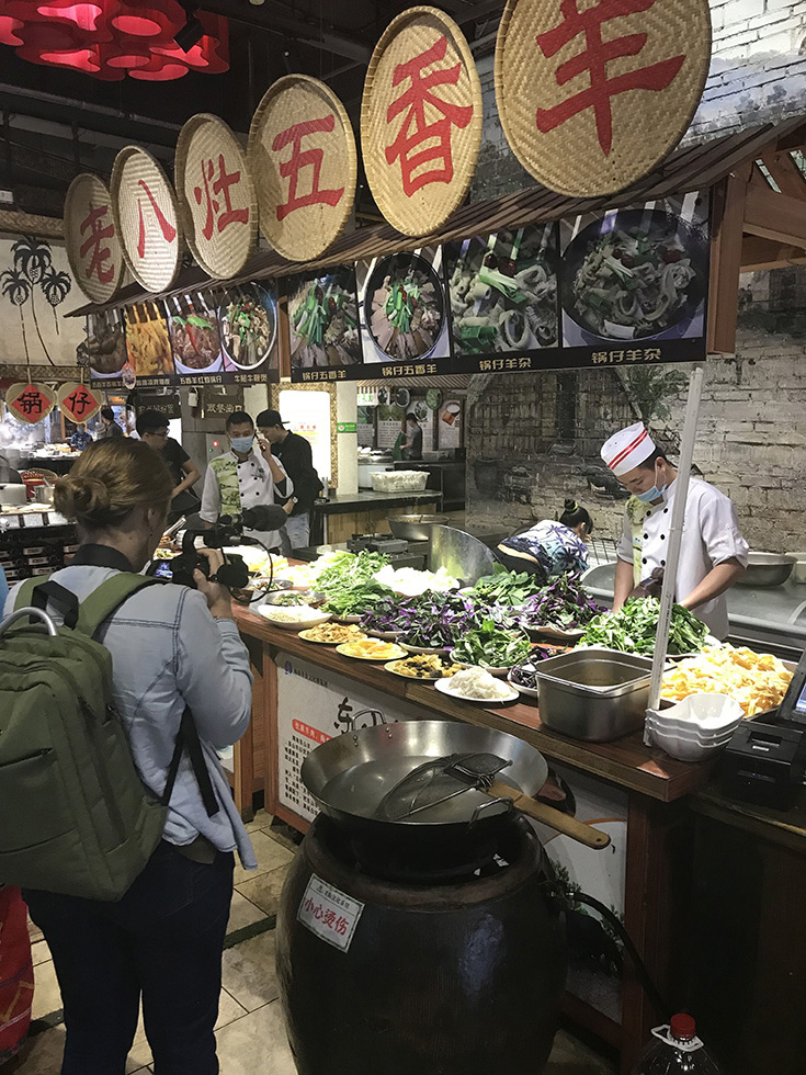 Medios extranjeros experimentan la rica cultura culinaria de Haikou