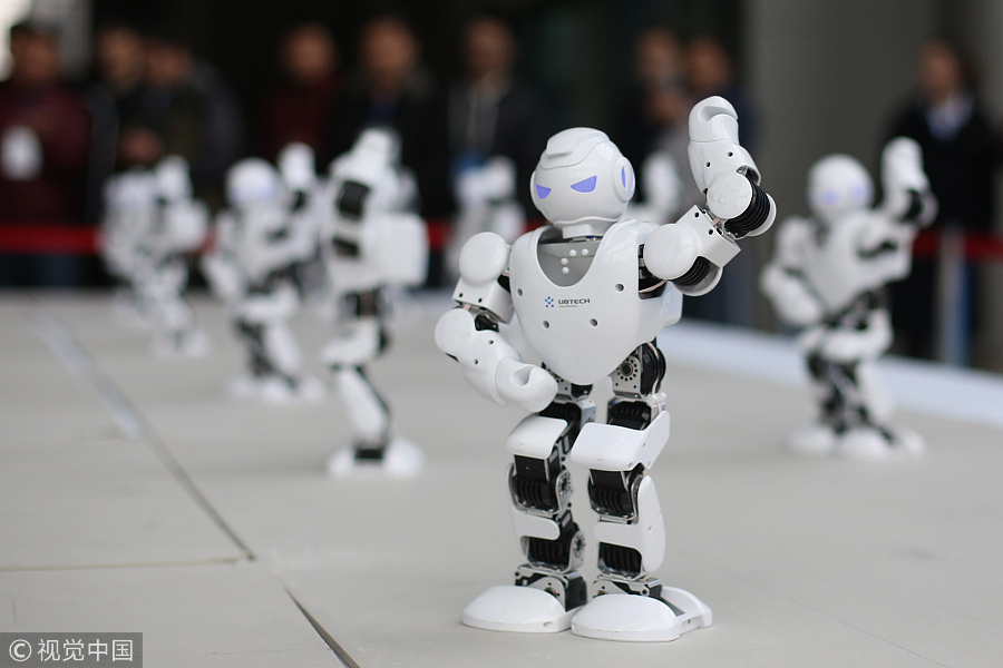Varios robots bailan en grupo en la Cumbre Mundial de Fabricación Inteligente en Nanjing, provincia de Jiangsu, el 6 de diciembre de 2017. [Foto / IC]