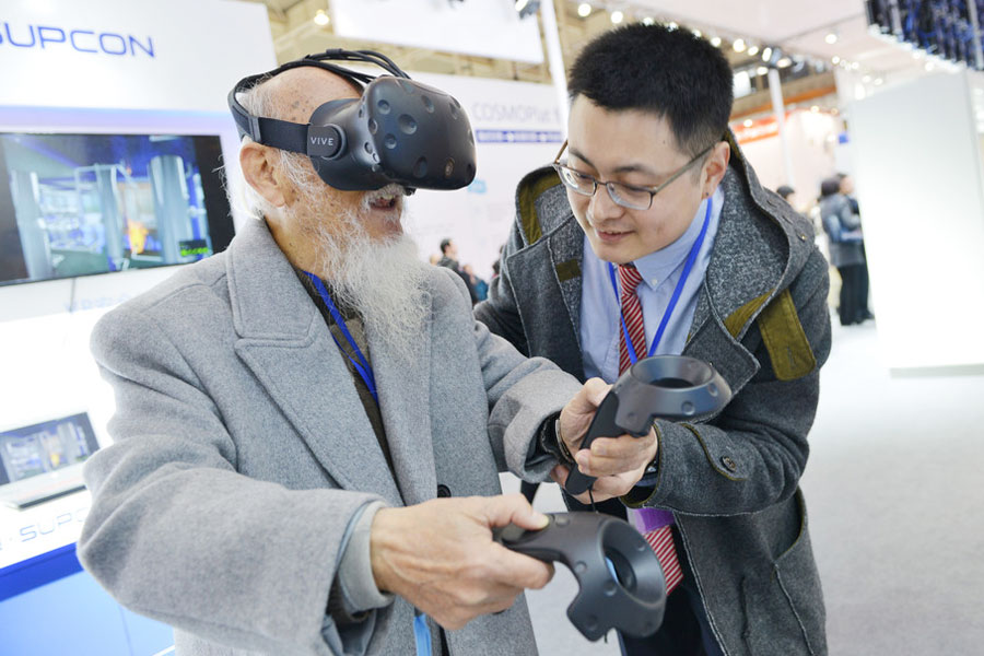 Una persona de unos 90 años prueba la tecnología de realidad virtual en la Cumbre Mundial de Fabricación Inteligente en Nanjing, provincia de Jiangsu, el 6 de diciembre de 2017. [Foto / IC]