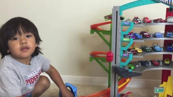 Un niño gana 11 millones al año por desempacar juguetes en YouTube