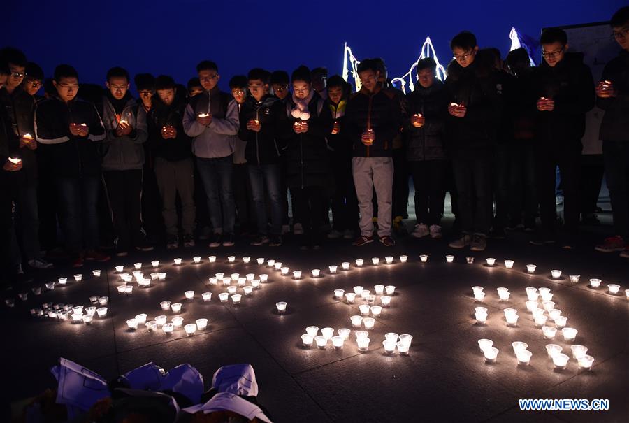 Universitarios encienden velas para recordar a las víctimas de la Masacre de Nanjing