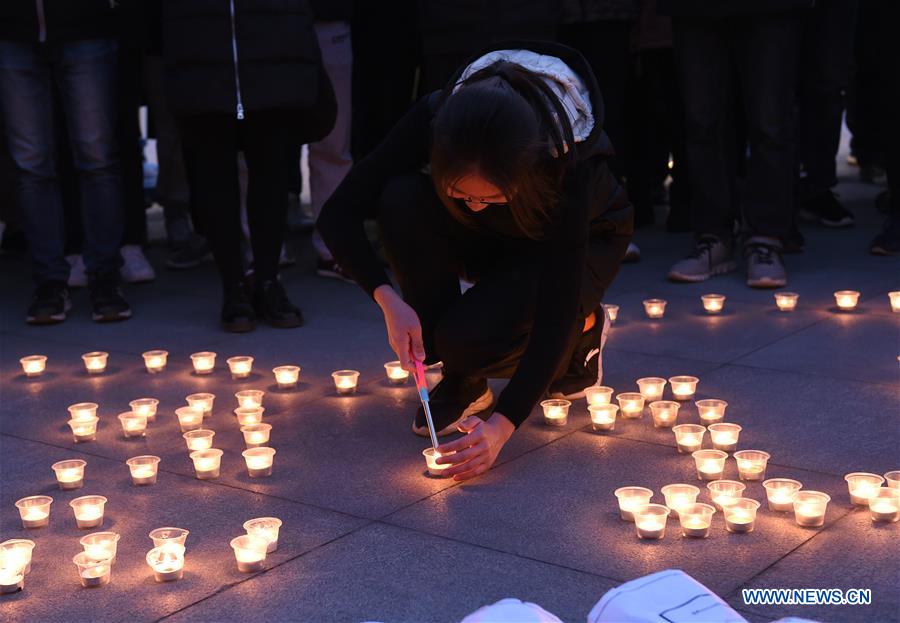 Universitarios encienden velas para recordar a las víctimas de la Masacre de Nanjing