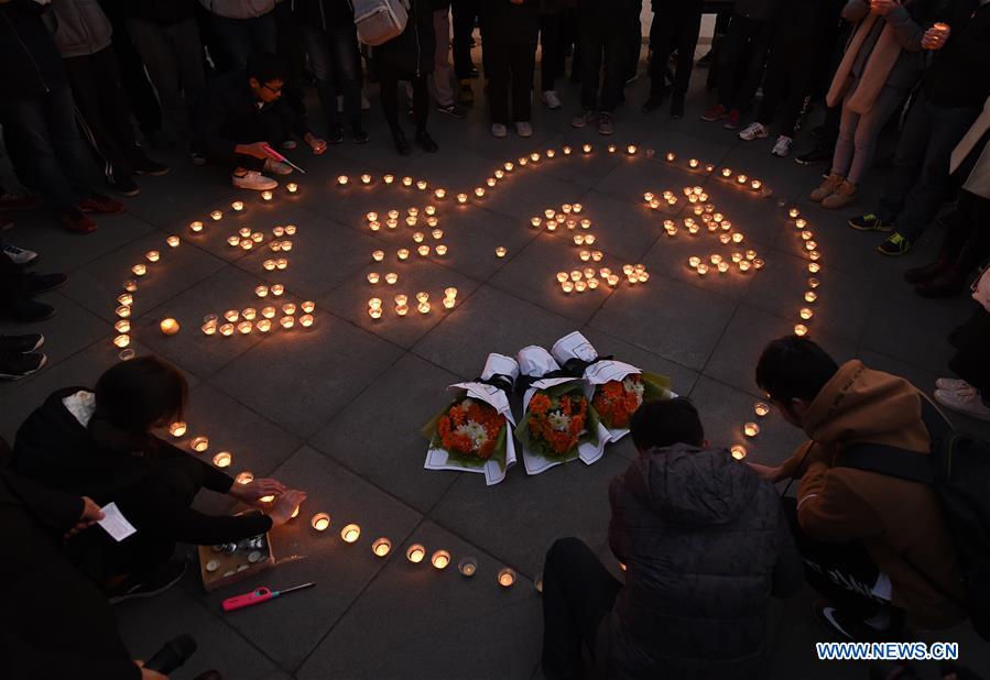 Universitarios encienden velas para recordar a las víctimas de la Masacre de Nanjing